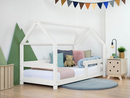 houten huisbed met bedrand