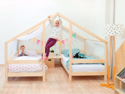 houten huisbed voor twee kinderen