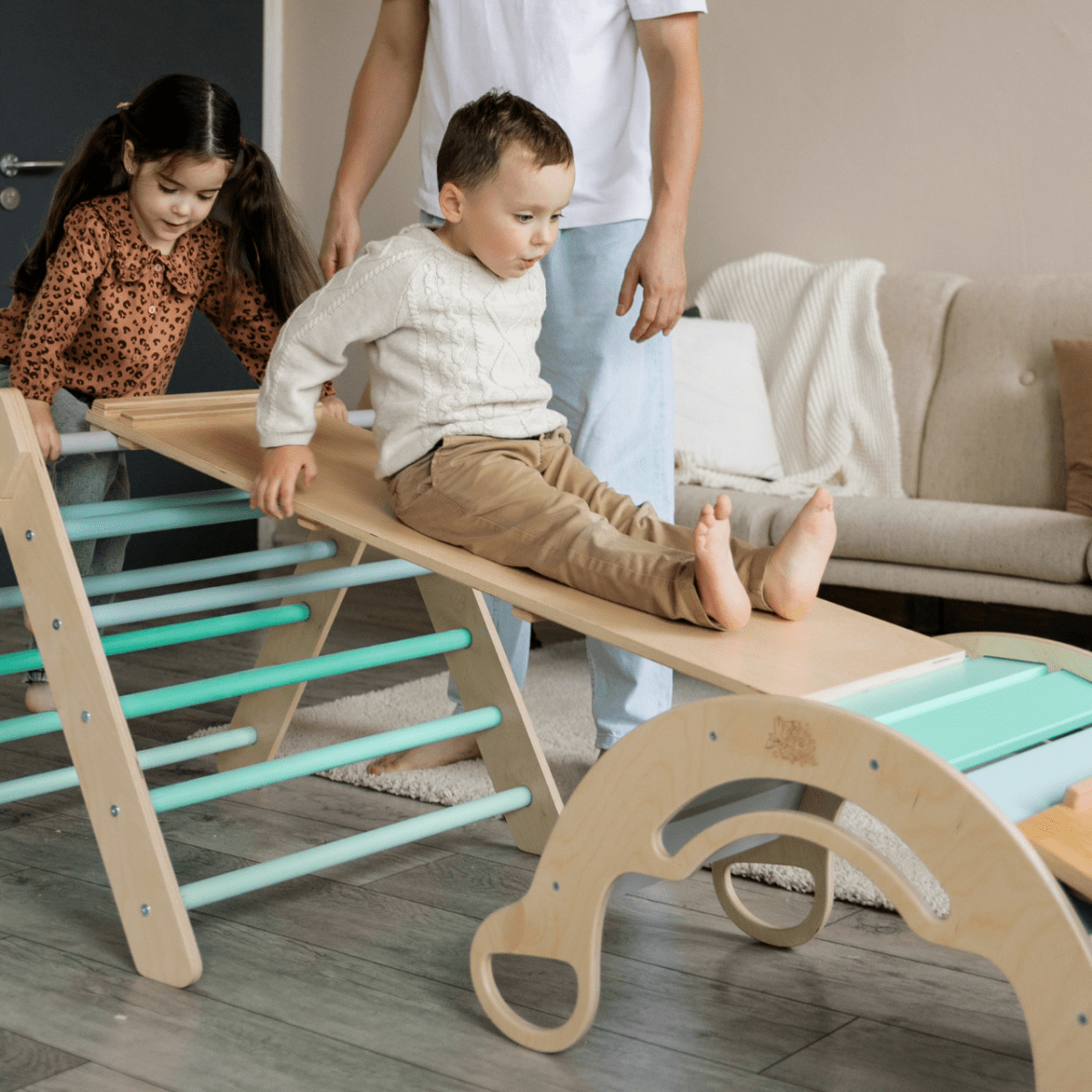 BusyKids Pikler set – driehoek, plank & balanswip – regenboog – productbeeld 19