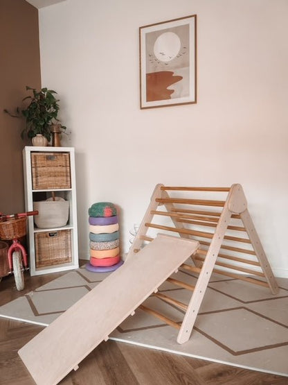 zachte speelmat van zacht foam in goudgeel voor baby's en peuters tot 3 jaar
