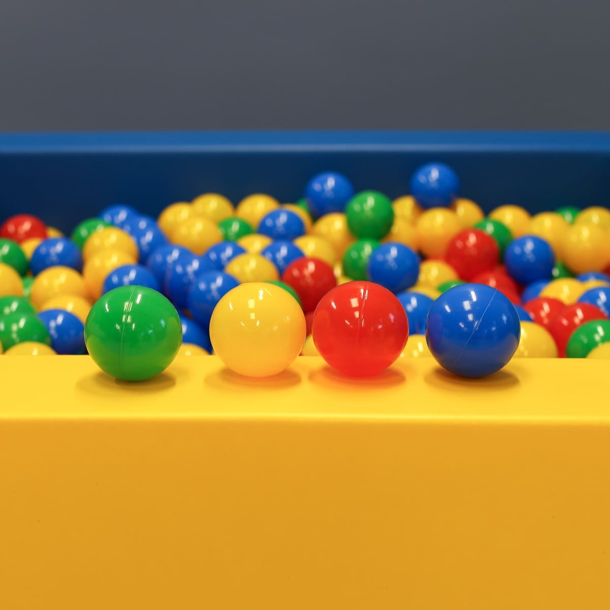 ballen voor een ballenbak set van 500 van zacht foam in meerkleurig voor baby's en peuters tot 3 jaar