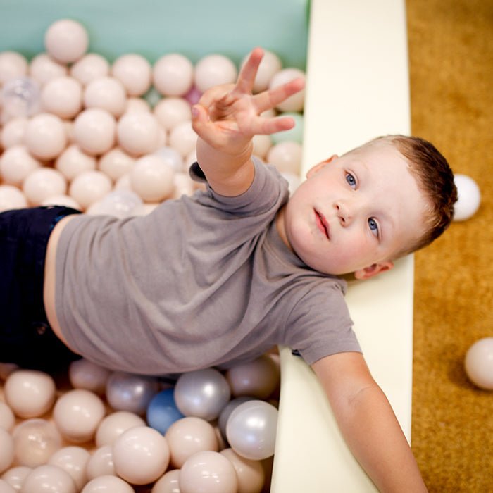 Kind speelt met IGLU Square Ball Pit ballenbak