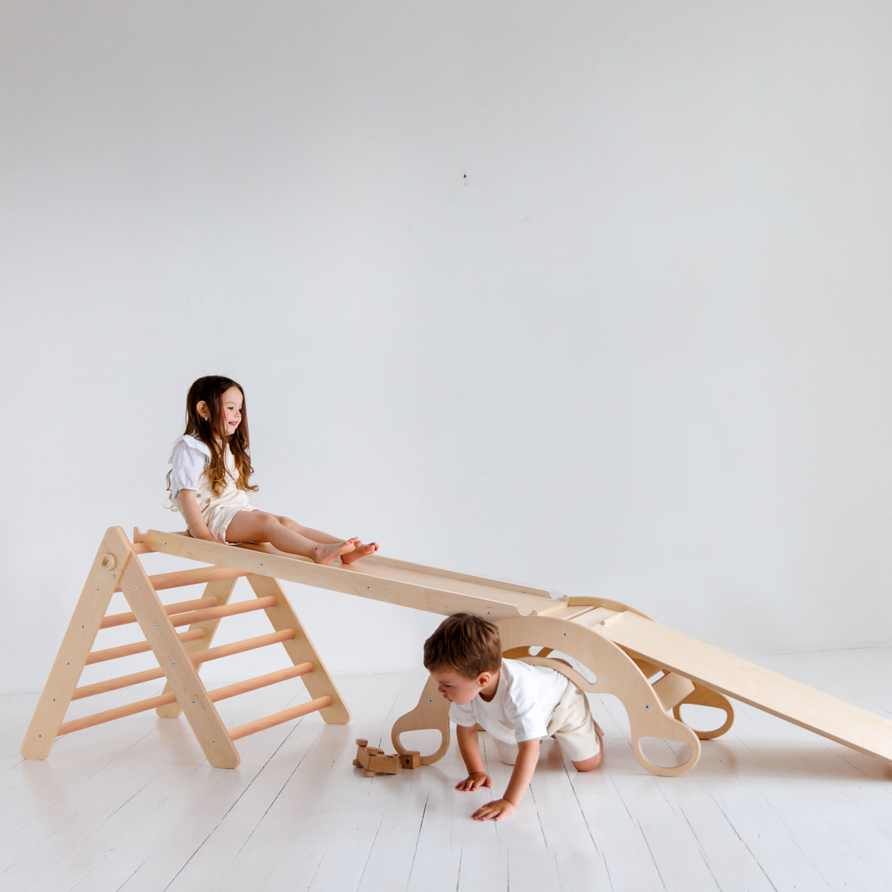 BusyKids Pikler groot set – driehoek, 2 planken & balanswip – regenboog