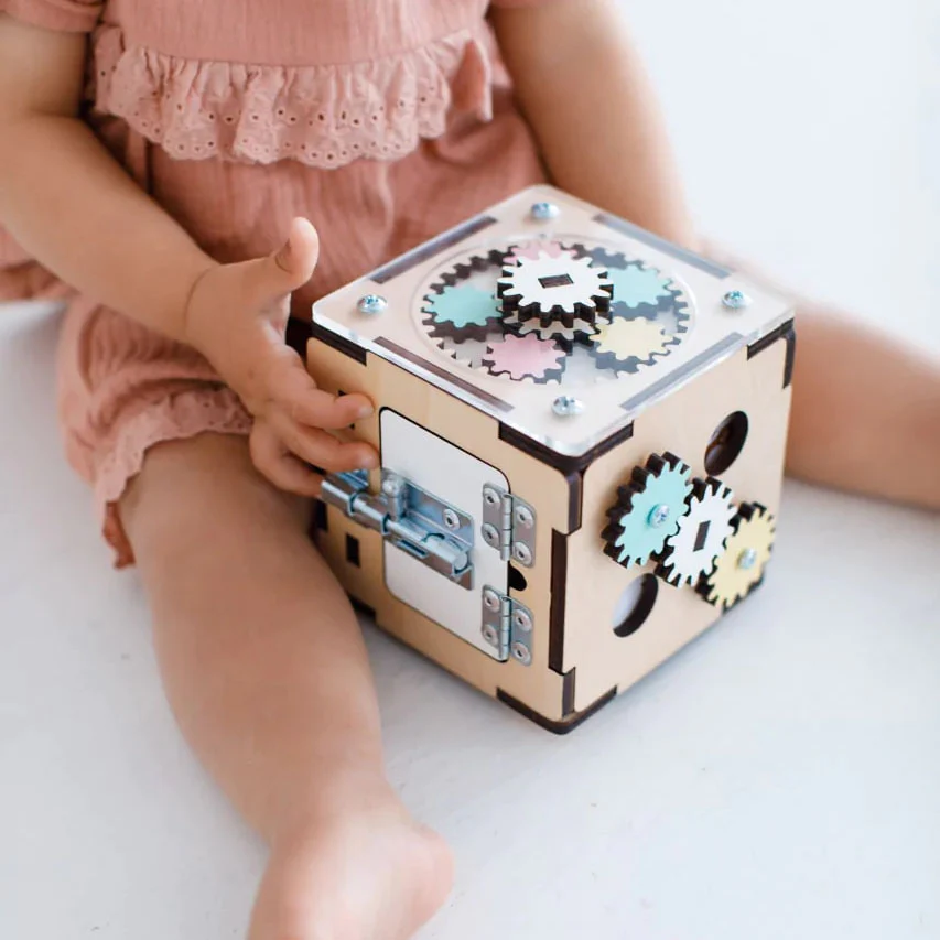 Ensemble BusyKids – Maisonnette Busy Board blanche avec cube créatif