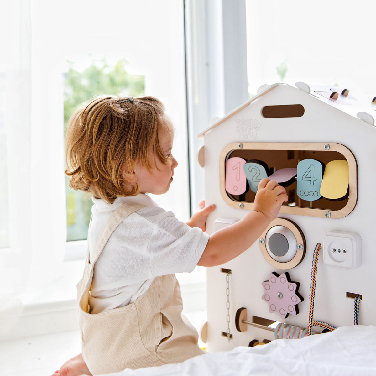 Maison de jeu BusyKids Busy Board – blanc/pastel, édition limitée