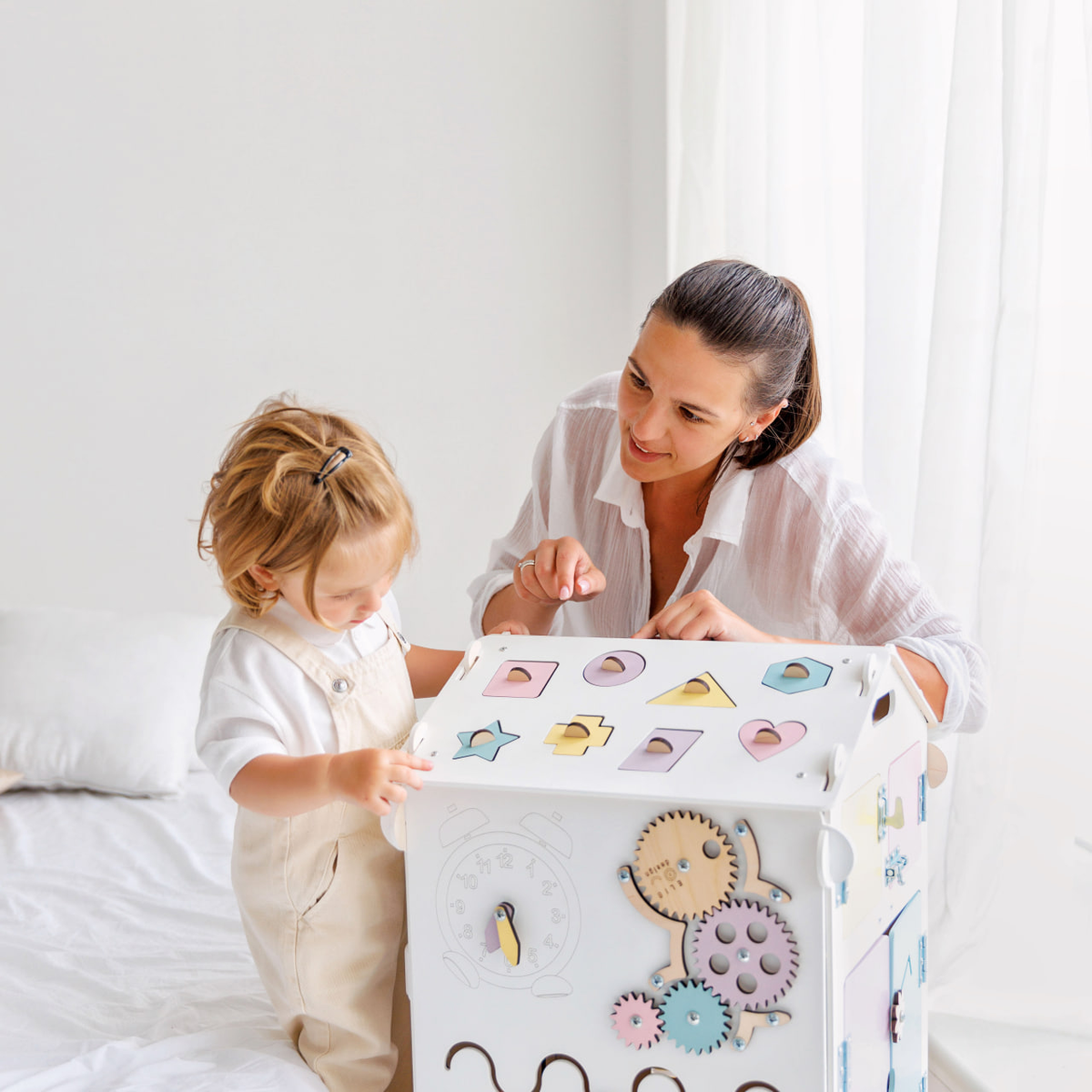 Maison de jeu BusyKids Busy Board – blanc/pastel, édition limitée