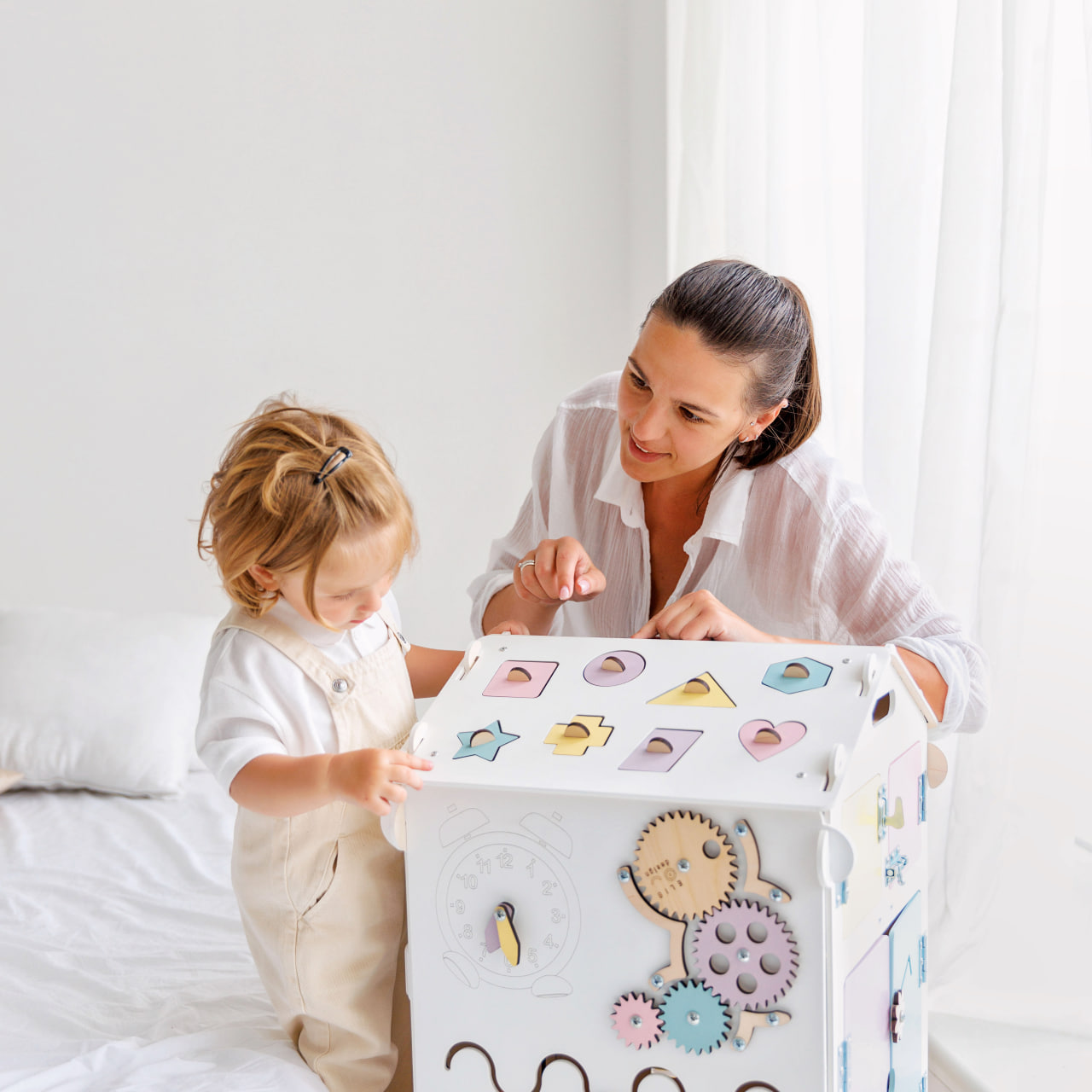 Maison de jeu BusyKids Busy Board – blanc/pastel, édition limitée