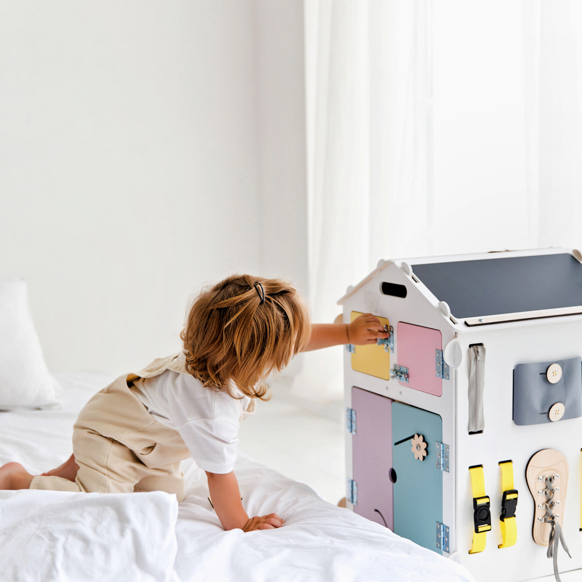 Maison de jeu BusyKids Busy Board – blanc/pastel, édition limitée