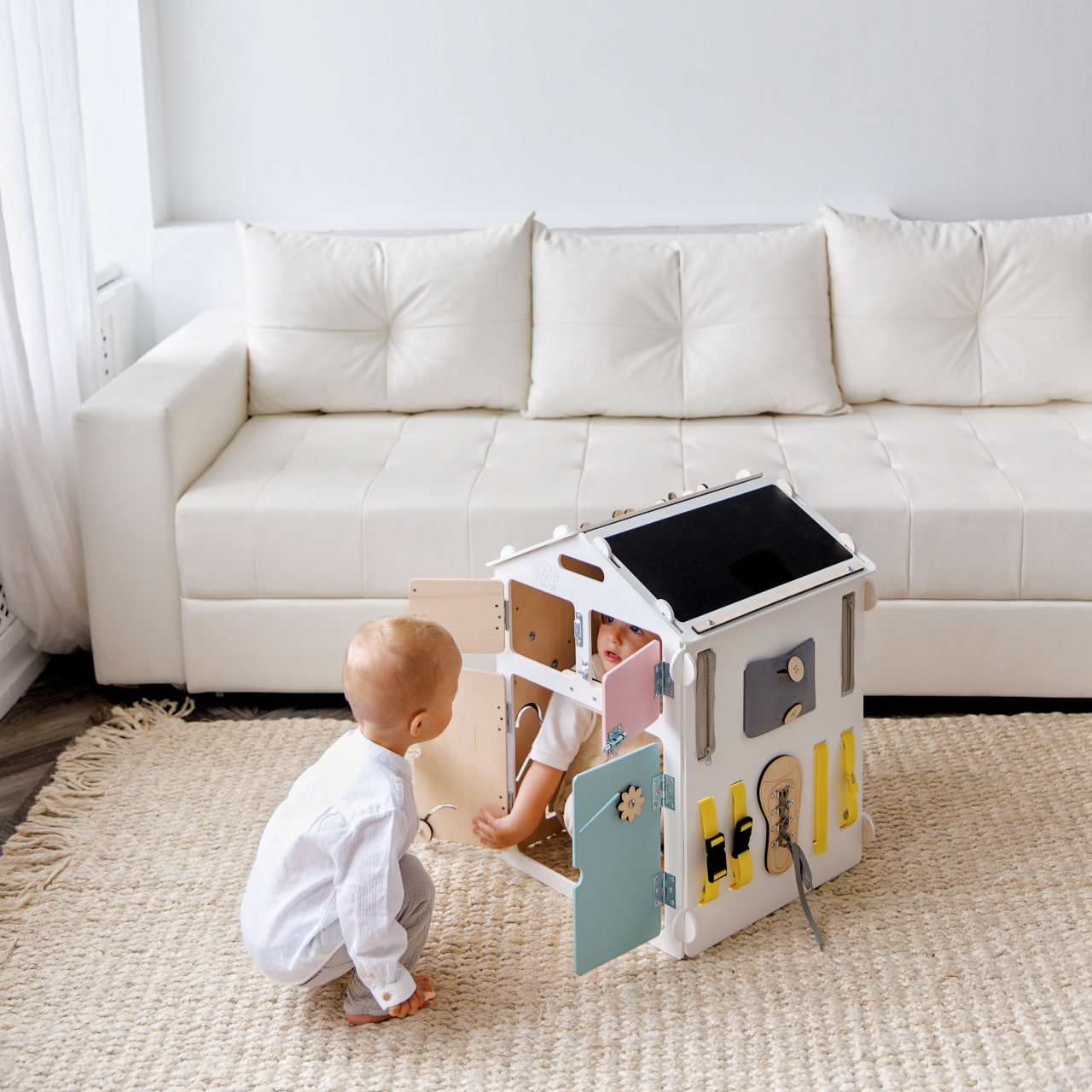 Maison de jeu BusyKids Busy Board – blanc/pastel, édition limitée
