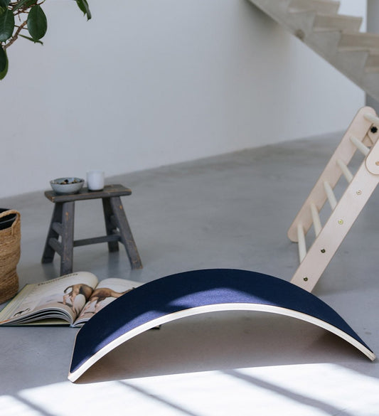 houten balance board met blauw vilt