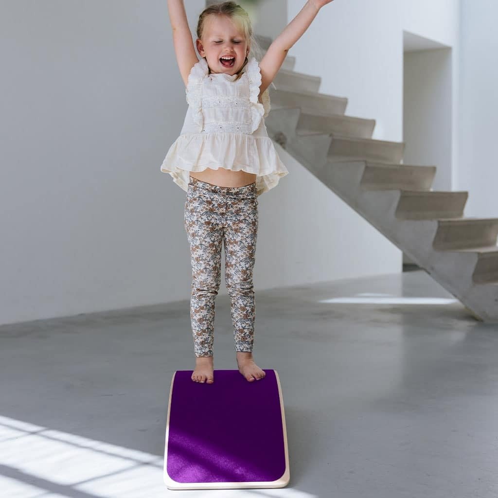 houten balance board met paars vilt