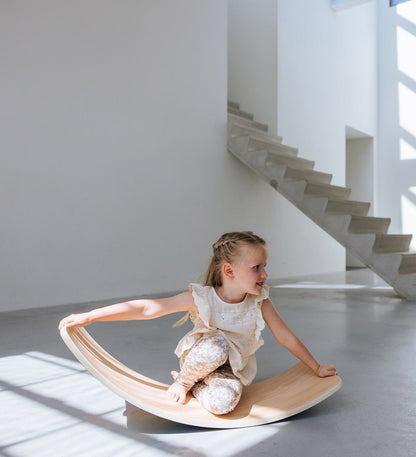 houten balance board met regenboogkleuren vilt