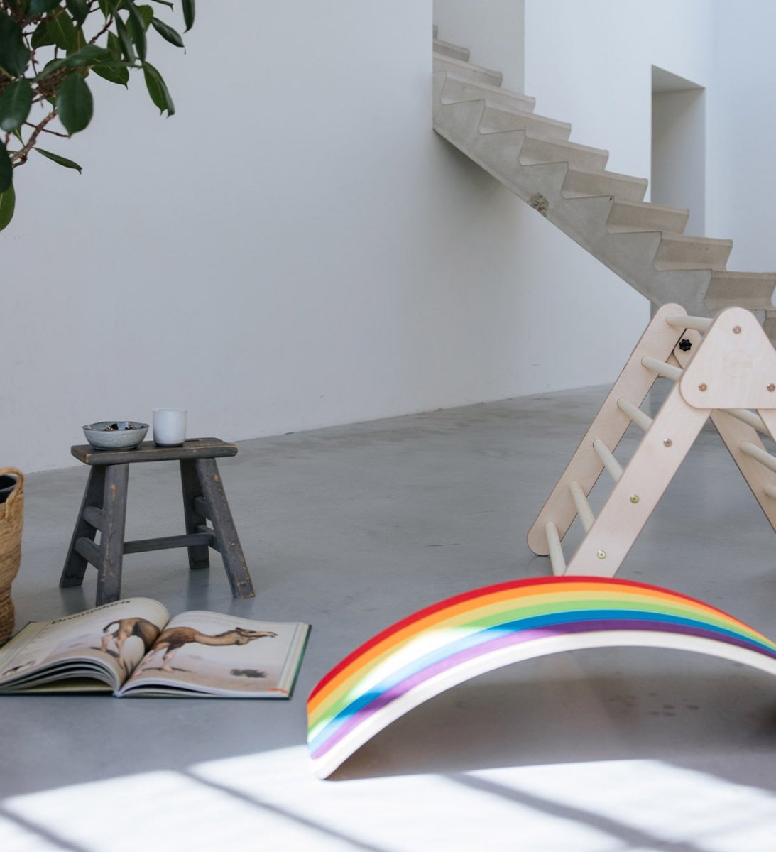 houten balance board met regenboogkleuren vilt