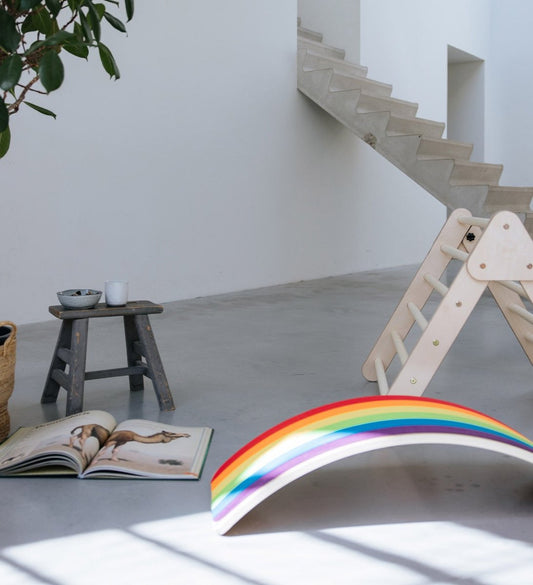 houten balance board met regenboogkleuren vilt