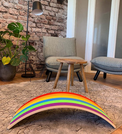 houten balance board met regenboogkleuren vilt