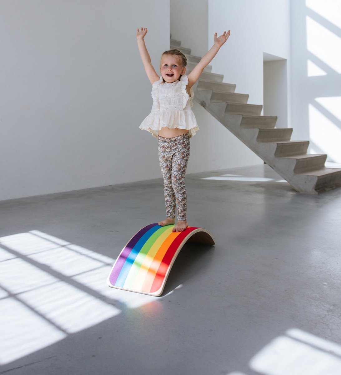 houten balance board met regenboogkleuren vilt