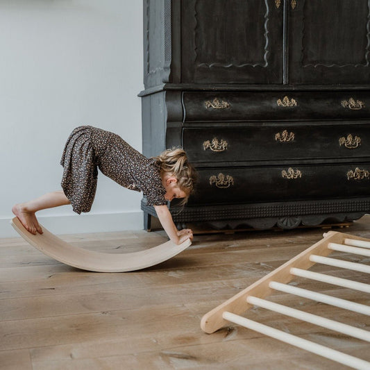 houten balance board met roze vilt