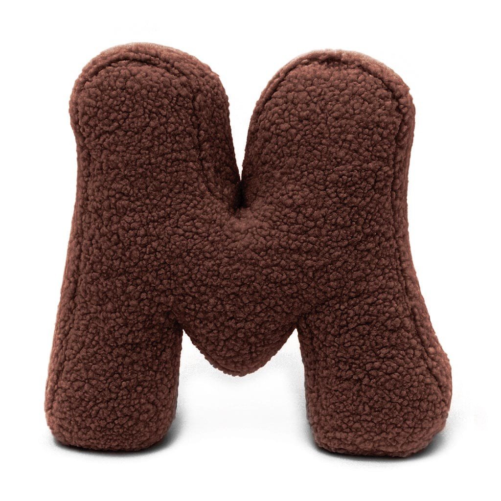 Bearly-letterkussen in de vorm van letter M, donkerbruin van MeowBaby