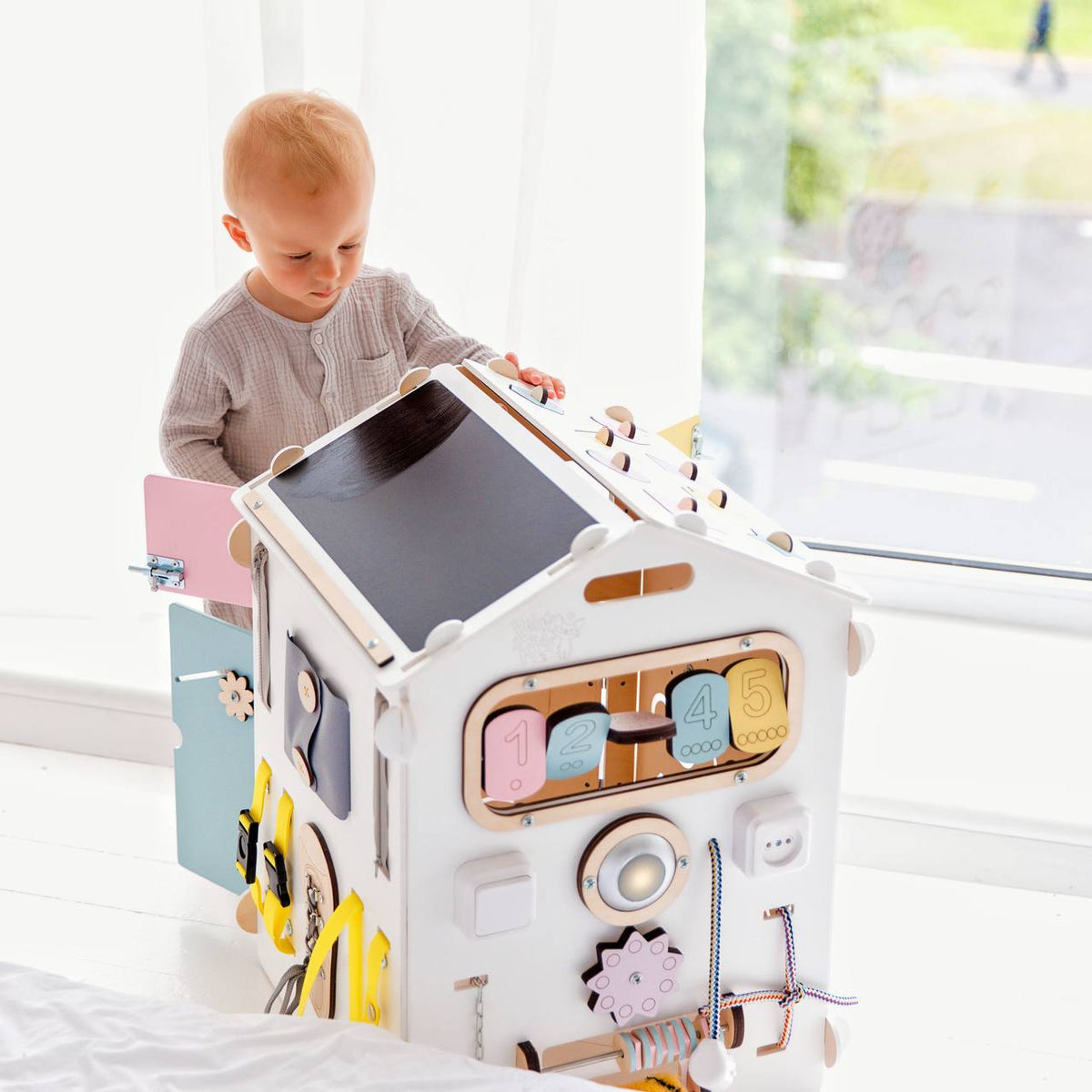 BusyKids Busy Board speelhuisje wit pastel limited edition