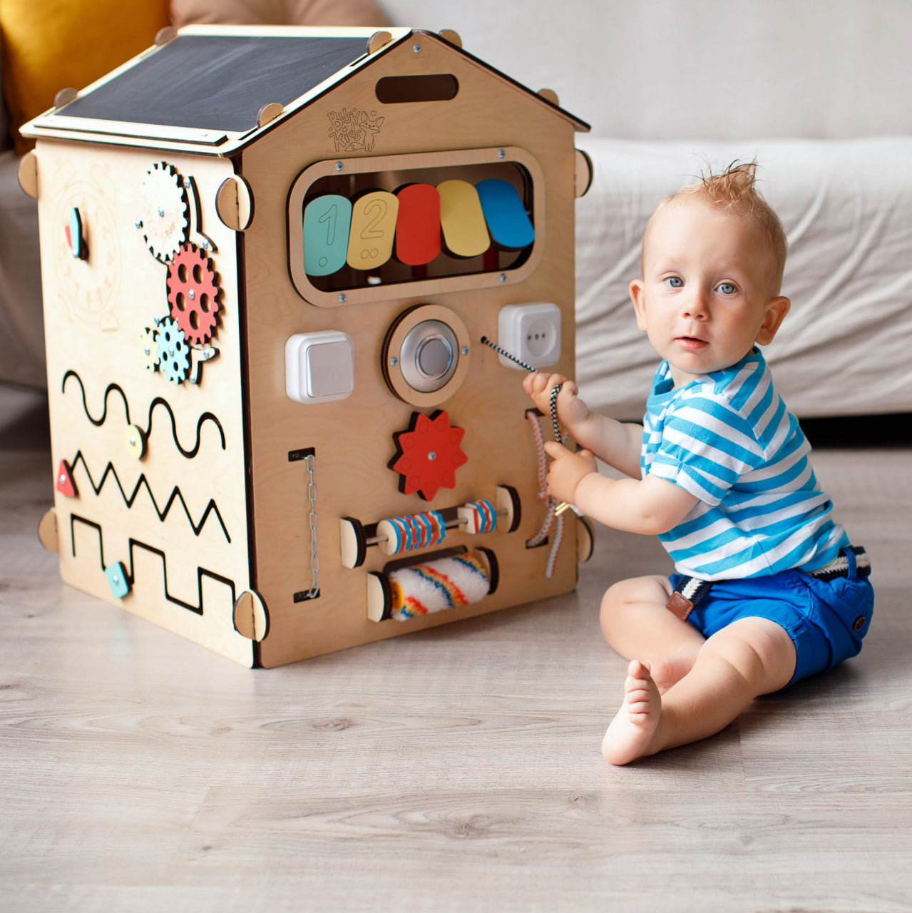 BusyKids set – Busy Board speelhuisje naturel met creatieve kubus