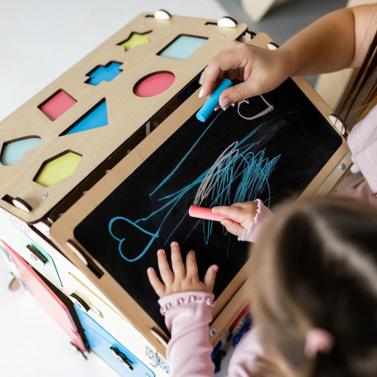 Ensemble BusyKids – Maisonnette Busy Board naturelle avec cube créatif